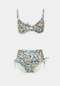 Bikini-Set mit einem gemusterten Oberteil in Blau, Gelb und Beige. Der Unterteil hat hellgrüne Akzente und seitliche Bindebänder. Weicher Stoff.