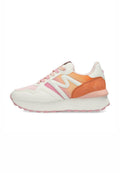 Sneaker mit einem Obermaterial aus weißem Leder, rosa und orangefarbigen Akzenten, Textil-Einsätzen, gepolstertem Kragen und rosa Gummisohle. Kontrastnähte.