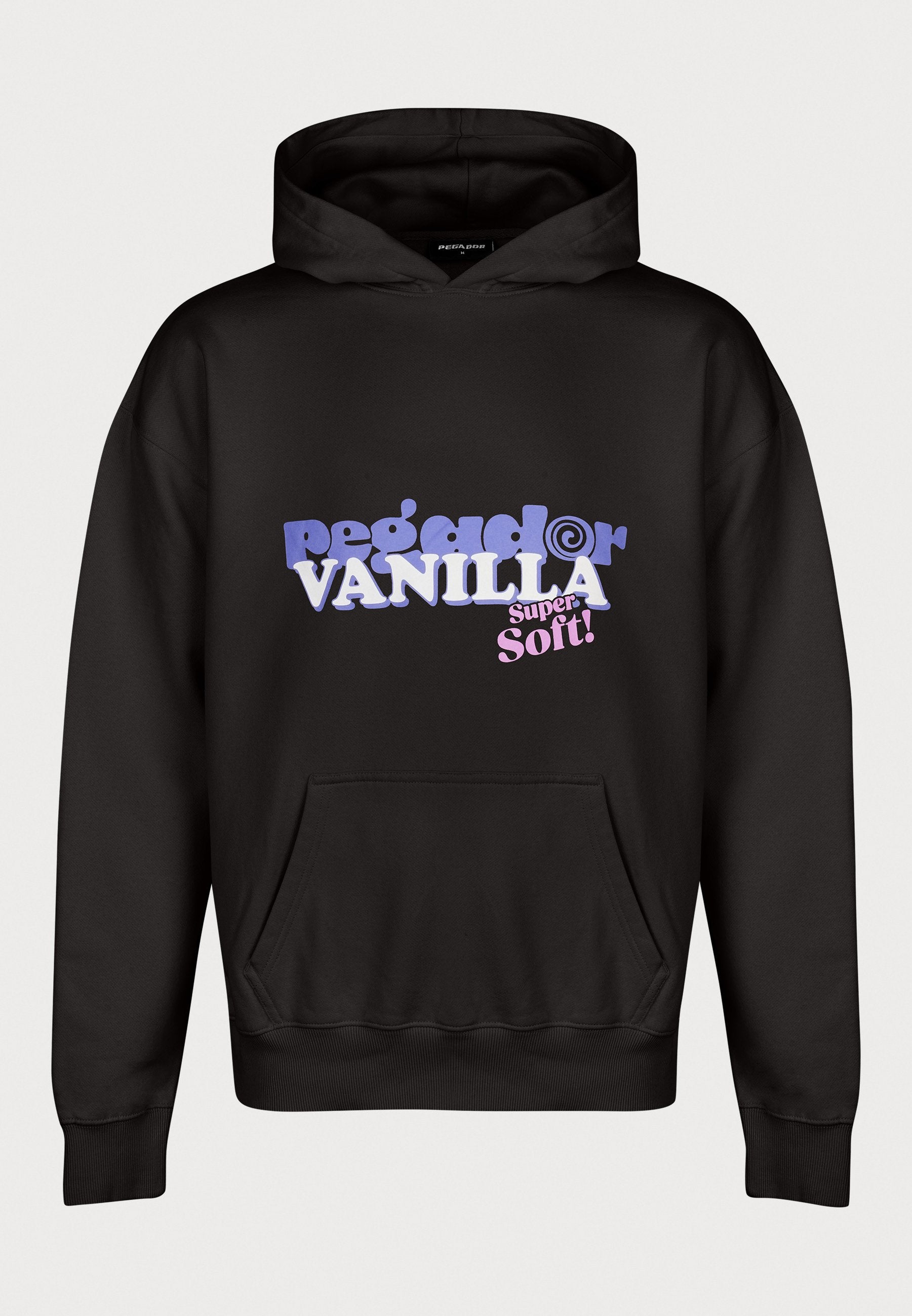 Schwarzer Hoodie mit einer Fronttasche, Kapuzenzug und buntem Text "Pega d'or VANILLA Super Soft!" in lila und rosa Akzenten.