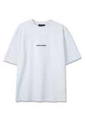Weißes kurzärmliges T-Shirt mit Rundhalsausschnitt und schwarzem "PEGADOR"-Logo mittig auf der Brust.