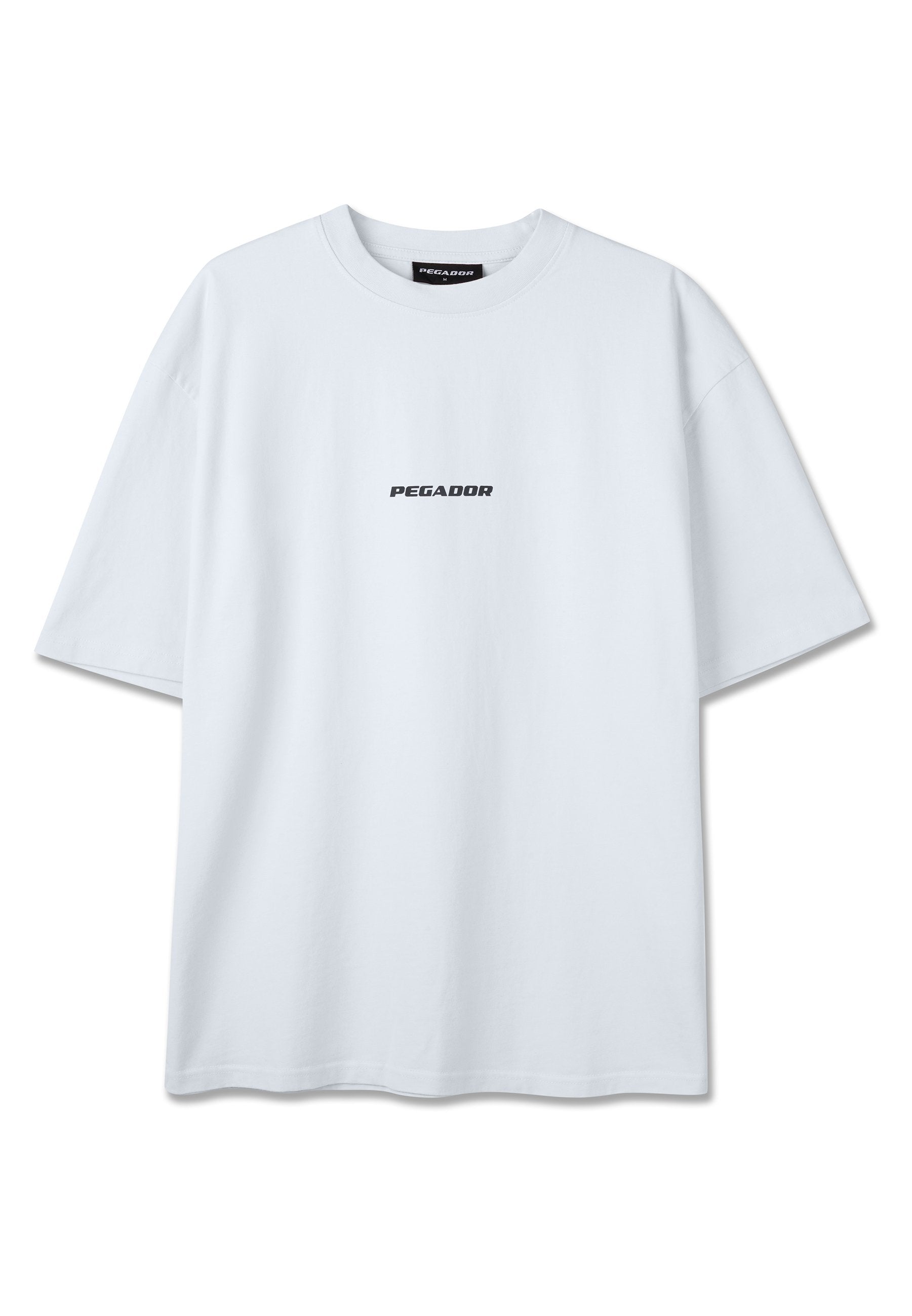 Weißes kurzärmliges T-Shirt mit Rundhalsausschnitt und schwarzem "PEGADOR"-Logo mittig auf der Brust.