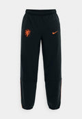 Schwarze Sporthose mit elastischem Bund und Bündchen, mit einem orangefarbenen Löwenemblem am linken Oberschenkel und einem orangefarbenen Nike-Logo am rechten Oberschenkel.