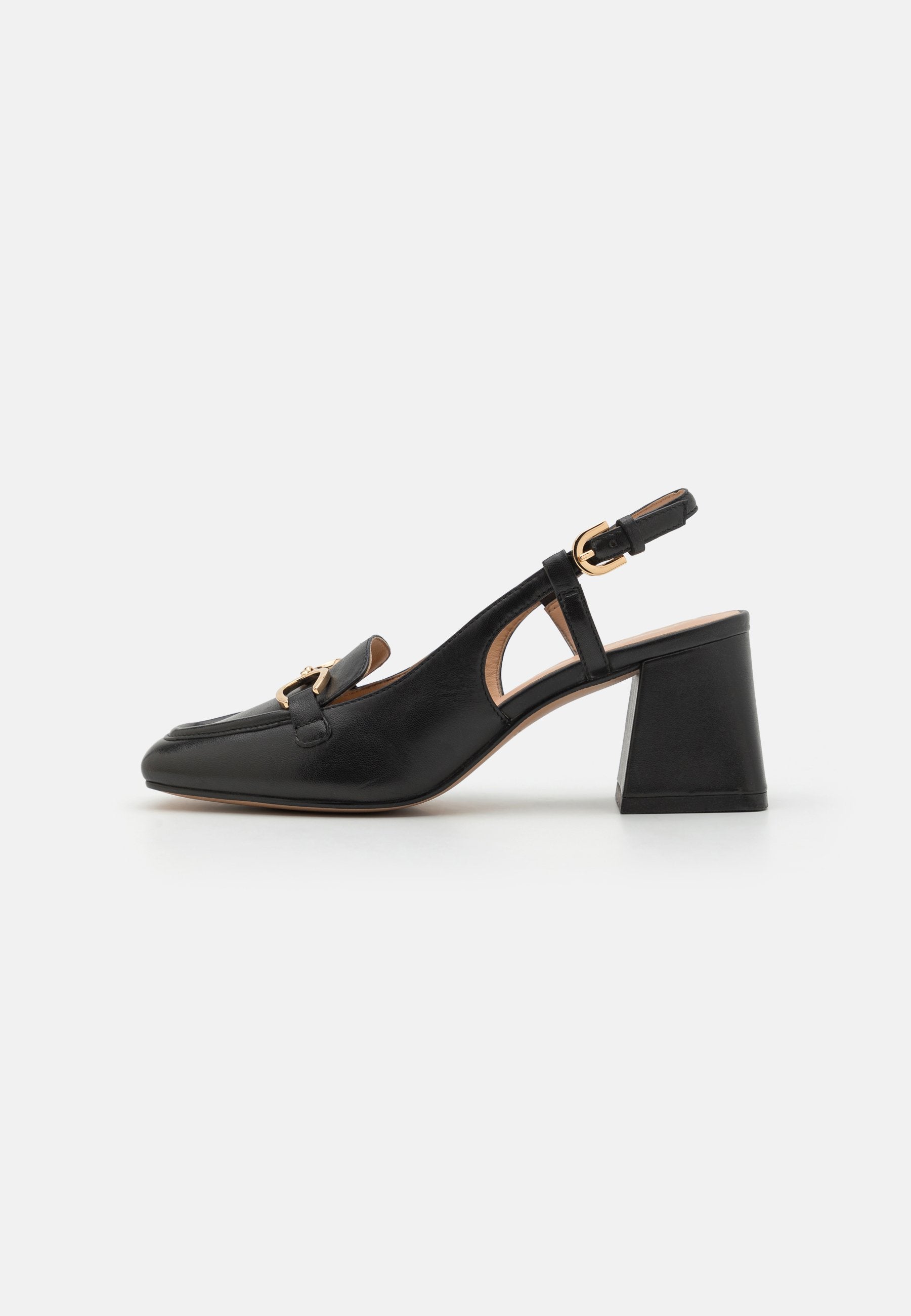 Schwarzer Leder Slingback Schuh mit quadratischer Zehenpartie, goldenen Akzenten, einem Blockabsatz, ausgeschnittenen Seiten und einem verstellbaren Riemen.