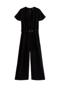 Schwarzer Jumpsuit mit kurzen Ärmeln, Wickeldesign und weitem Bein. Mit einem passenden Gürtel mit einer runden goldenen Schnalle. Aus glattem, leichtem Stoff.