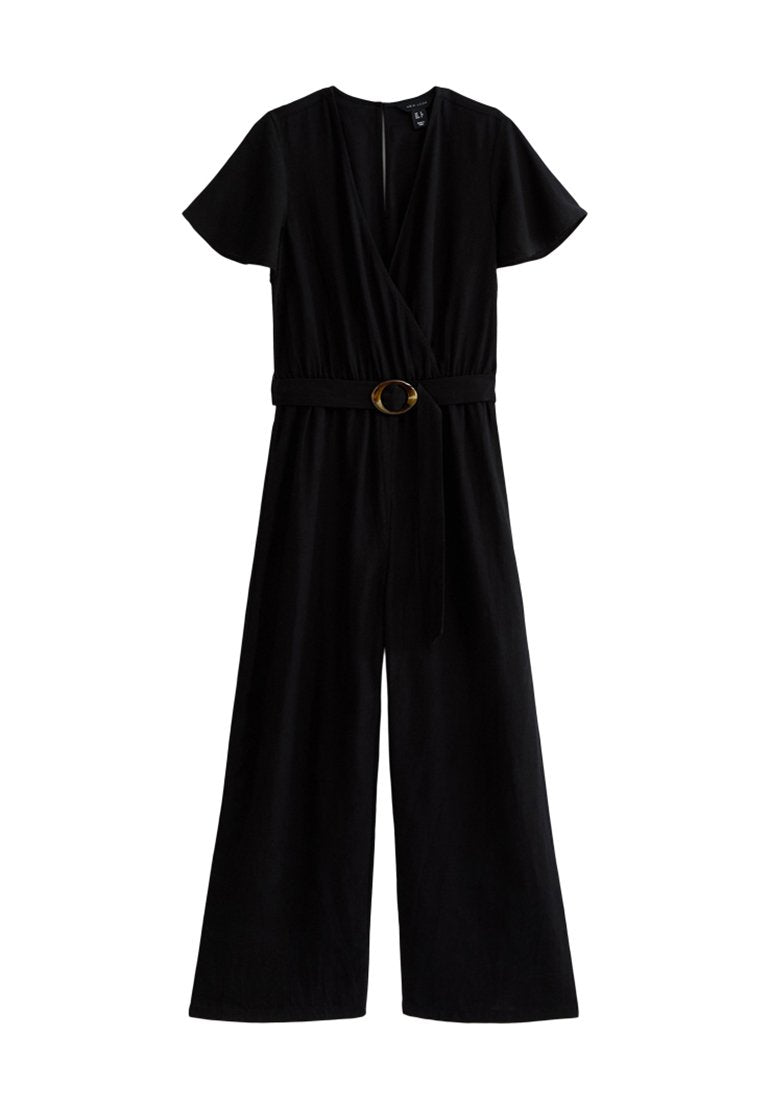 Schwarzer Jumpsuit mit kurzen Ärmeln, Wickeldesign und weitem Bein. Mit einem passenden Gürtel mit einer runden goldenen Schnalle. Aus glattem, leichtem Stoff.