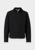 Schwarze Jacke mit Kragen, Frontreißverschluss und Seitentaschen. Hergestellt aus glattem Stoff, mit einem kleinen Logo auf der Brust.