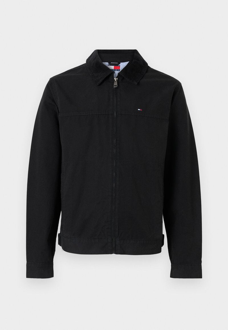 Schwarze Jacke mit Kragen, Frontreißverschluss und Seitentaschen. Hergestellt aus glattem Stoff, mit einem kleinen Logo auf der Brust.