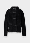 Schwarze Fleecejacke mit hochgeschlossenem Kragen, durchgehender Knopfleiste vorne und zwei Seitentaschen. Verfügt über eine weiche Textur und glatte, lederähnliche Akzente.