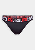 Schwarzer Bikiniunterteil aus glattem Stoff, mit einem breiten elastischen Taillenbund, der mit dem roten und weißen wiederholenden "DIESEL"-Logo versehen ist.
