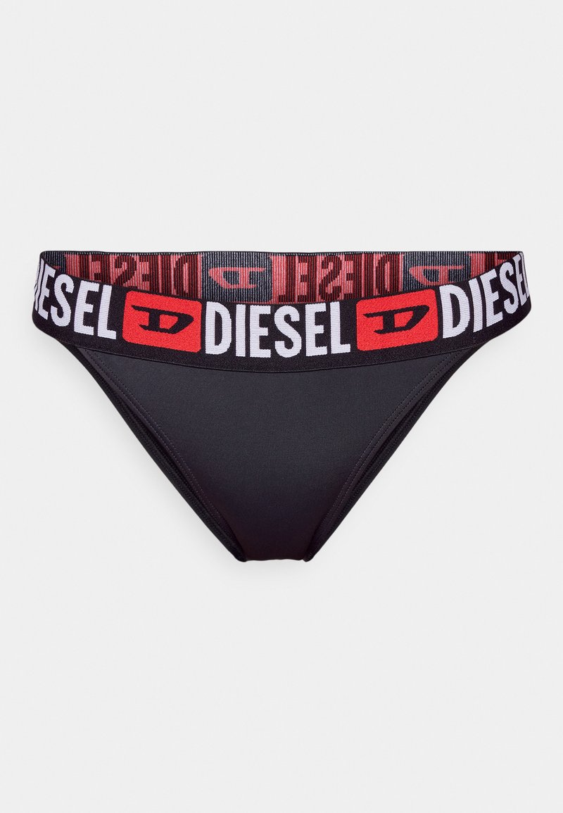 Schwarzer Bikiniunterteil aus glattem Stoff, mit einem breiten elastischen Taillenbund, der mit dem roten und weißen wiederholenden "DIESEL"-Logo versehen ist.