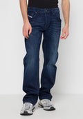 Dunkelblaue Jeans aus Denim mit geradem Bein, fünf Taschen-Design und einer dezenten, verwaschenen Textur. Metallbeschläge betonen den Bund.