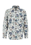 Bluse mit floralem Print in Weiß, mit blauen, grünen und braunen Blumen, zwei Brusttaschen mit Knopfklappen und braunen Knöpfen.
