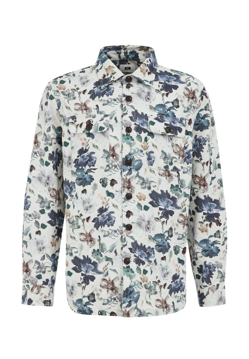 Bluse mit floralem Print in Weiß, mit blauen, grünen und braunen Blumen, zwei Brusttaschen mit Knopfklappen und braunen Knöpfen.