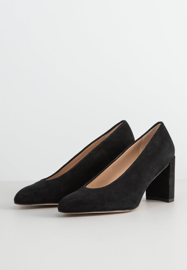 Stuart Weitzman CHOKEUP