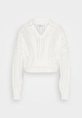 Weißer, kurz geschnittener Pullover mit V-Ausschnitt, Kabelstrickmuster, gerippten Bündchen und Kragenakzenten. Strukturiertes Muster mit offenen Strickbereichen.