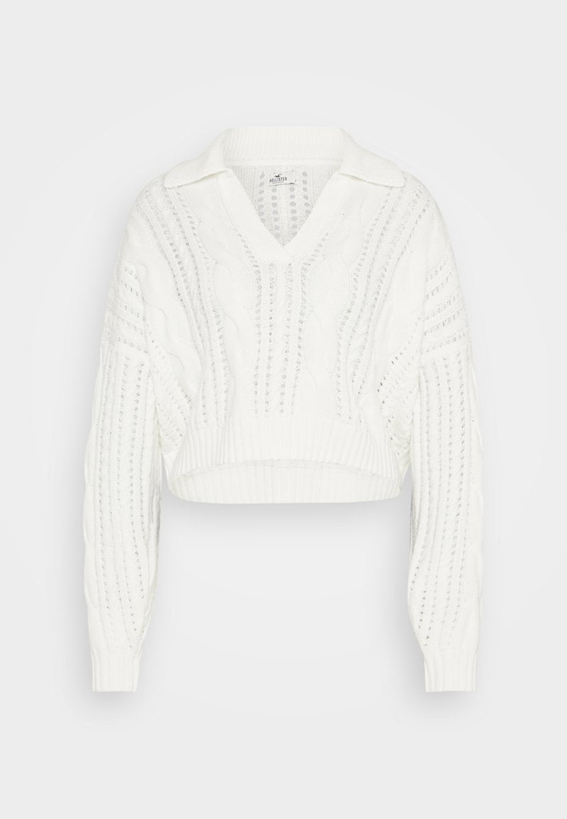 Weißer, kurz geschnittener Pullover mit V-Ausschnitt, Kabelstrickmuster, gerippten Bündchen und Kragenakzenten. Strukturiertes Muster mit offenen Strickbereichen.
