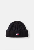 Strickmütze in Schwarz mit geripptem Saum, der ein erhabenes Kabelmuster aufweist. Enthält ein kleines Logopatch mit roten, weißen und blauen Akzenten.