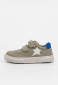 Graue Wildleder-Sneaker mit einem weißen Sterndesign an der Seite, blauen Akzenten an der Ferse und zwei Klettverschlüssen zur Sicherung. Weiße Gummisohle.