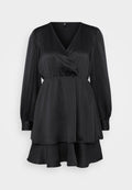 Schwarzes Kleid mit V-Ausschnitt, langen puffärmel und geraffter Taille. Verfügt über einen geschichteten Volantsaum und eine glatte, glänzende Textur.