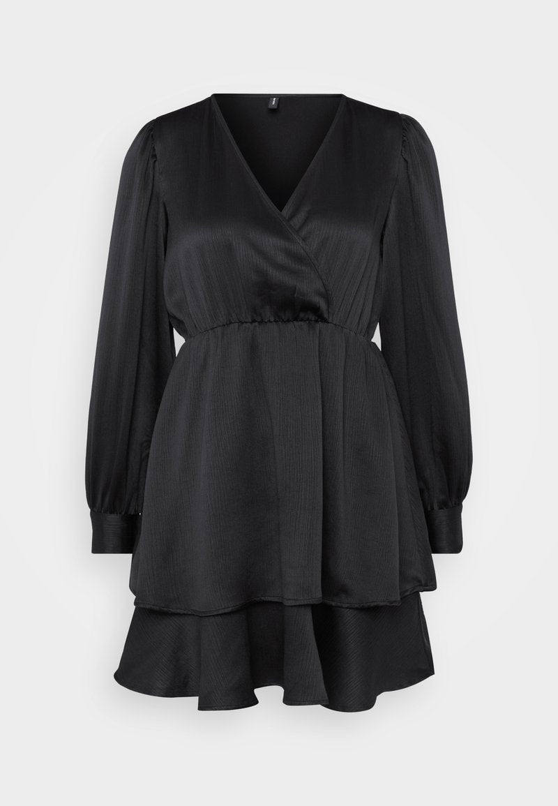 Schwarzes Kleid mit V-Ausschnitt, langen puffärmel und geraffter Taille. Verfügt über einen geschichteten Volantsaum und eine glatte, glänzende Textur.