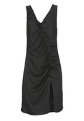 Schwarzes ärmelloses Kleid mit V-Ausschnitt, diagonal gerafftem Detail und Schlitz auf der unteren rechten Seite.