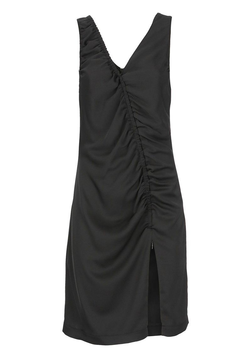 Schwarzes ärmelloses Kleid mit V-Ausschnitt, diagonal gerafftem Detail und Schlitz auf der unteren rechten Seite.