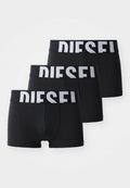 Schwarze Boxer-Briefs im Set von drei mit einem breiten elastischen Bund, auf dem "DIESEL" in fetten weißen Buchstaben steht. Glattes Gewebe mit einer figurbetonten Passform.