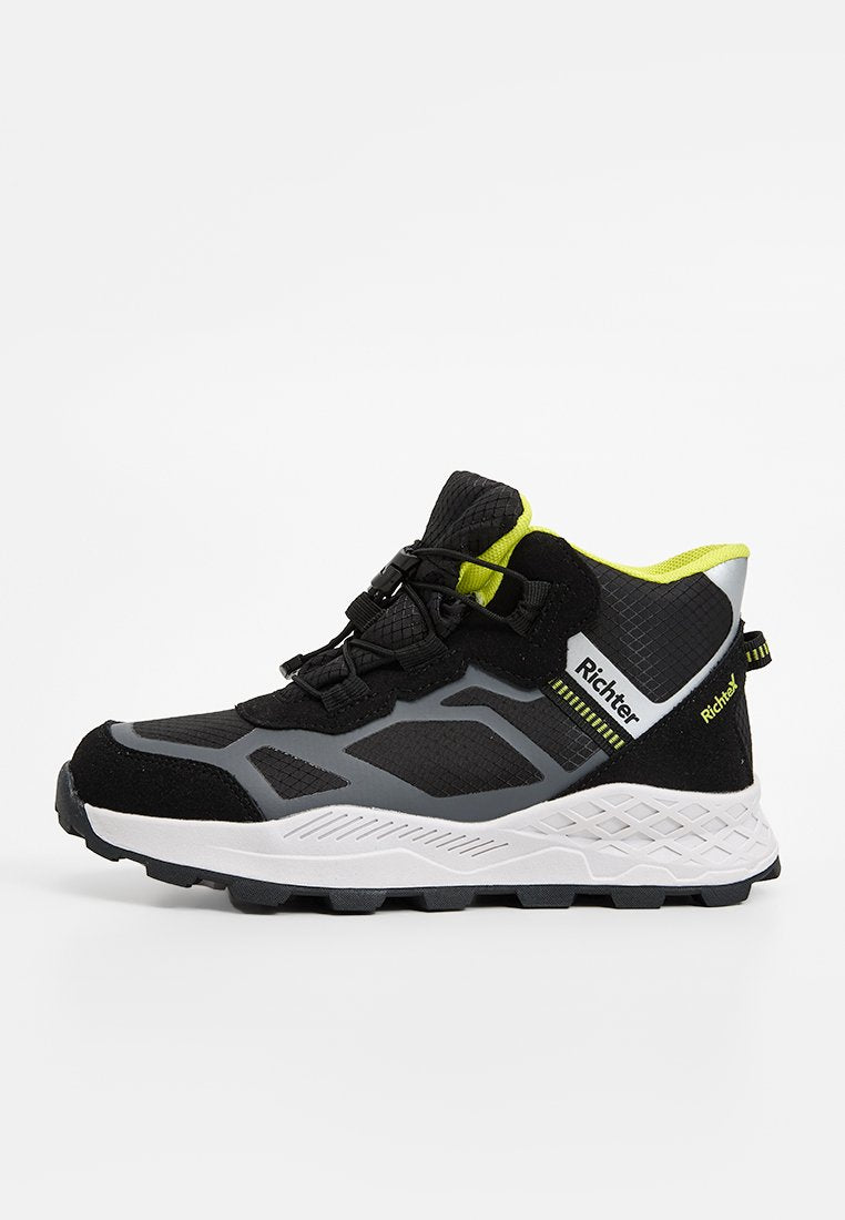 Schwarz-grauer Sportschuh mit strukturiertem Obermaterial, reflektierenden Akzenten, Schnürdesign und weißer Sohle. Verfügt über einen grünen Rand am Kragen.