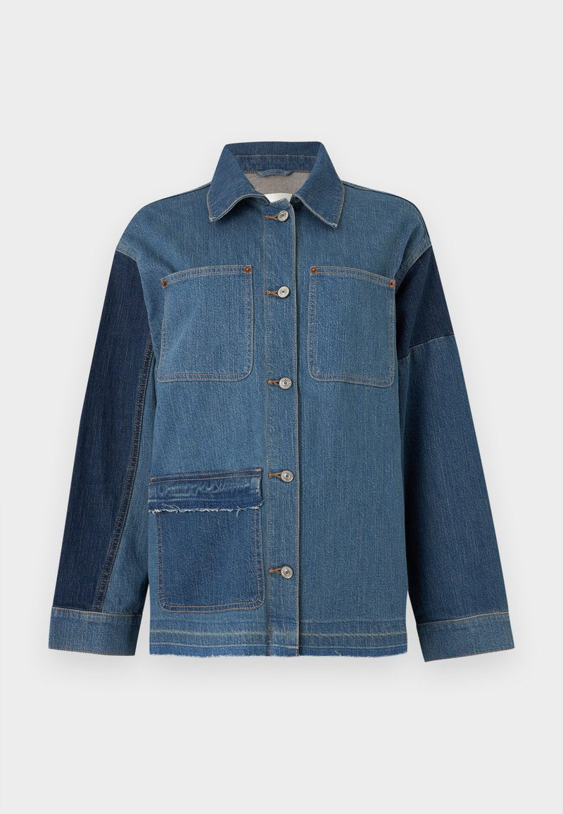 Jeansjacke mit Knopfleiste, aufgesetzten Taschen, kontrastierenden dunklen Jeansärmeln und rohem Saum an der unteren linken Tasche.