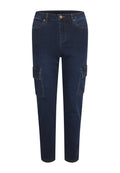 Dunkelblaue Jeans-Cargo-Hosen mit geradem Schnitt, ausgestattet mit zwei Seitentaschen, gelben Nähten und einem Knopfverschluss an der Vorderseite.