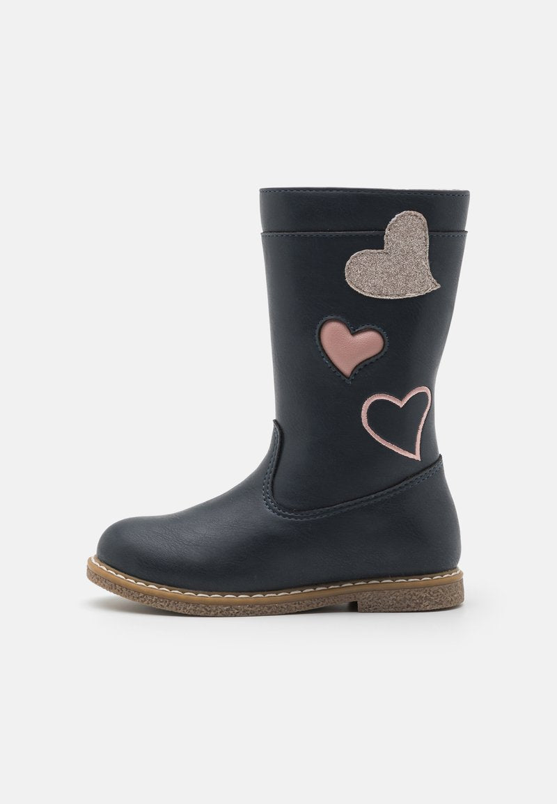 Marineblaue Synthetiklederstiefel mit runder Spitze, glitzernden und pinken Herzapplikationen, kontrastierender Gummisohle und genähten Akzenten.