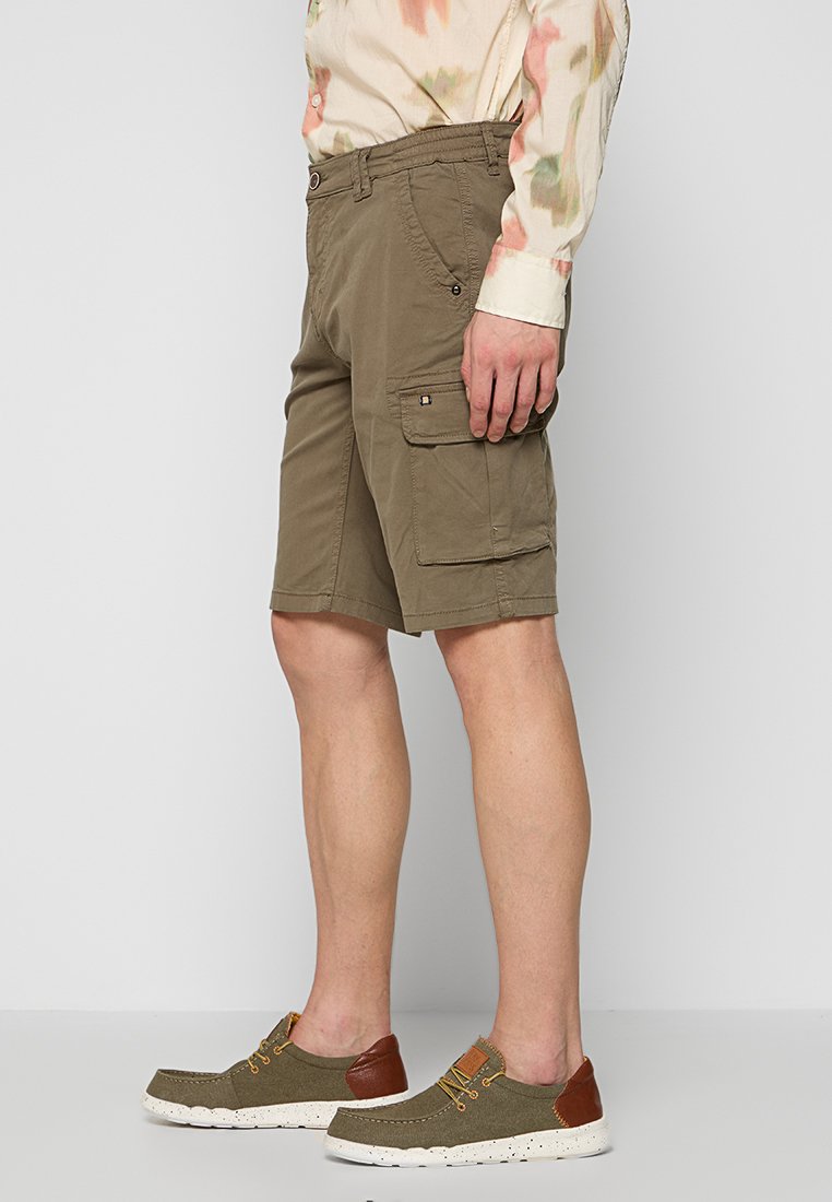NO EXCESS Shorts Media 2
