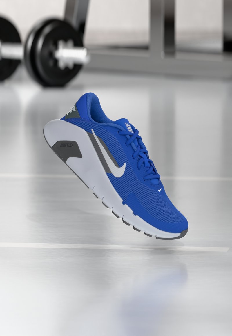 Blauer Sportschuh mit einem Netz-Obermaterial, weißer Zwischensohle und grauen Akzenten. Verfügt über eine gepolsterte Manschette und eine strukturierte Sohle für besseren Halt.
