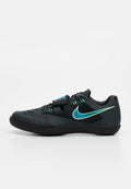 Schwarzer Sportschuh mit türkisfarbenem Nike-Swoosh, Netzseitenteilen, Schnürsenkeln und einem Klettverschluss oben, von der Seite gezeigt.