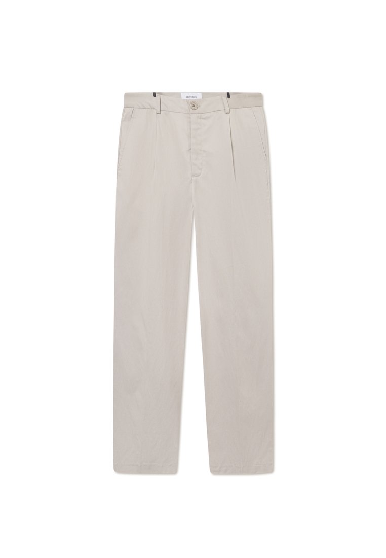 Helle beigefarbene Hose aus weichem Stoff, mit geradem Schnitt, zwei seitlichen Taschen und einem Frontknopfverschluss. Leicht und mit glatter Textur.