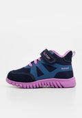 Marineblaue und pinkfarbene Sportschuhe mit einem Klettverschluss, strukturiertem Obermaterial, Gummisohle und Netzeinsätzen für Atmungsaktivität.