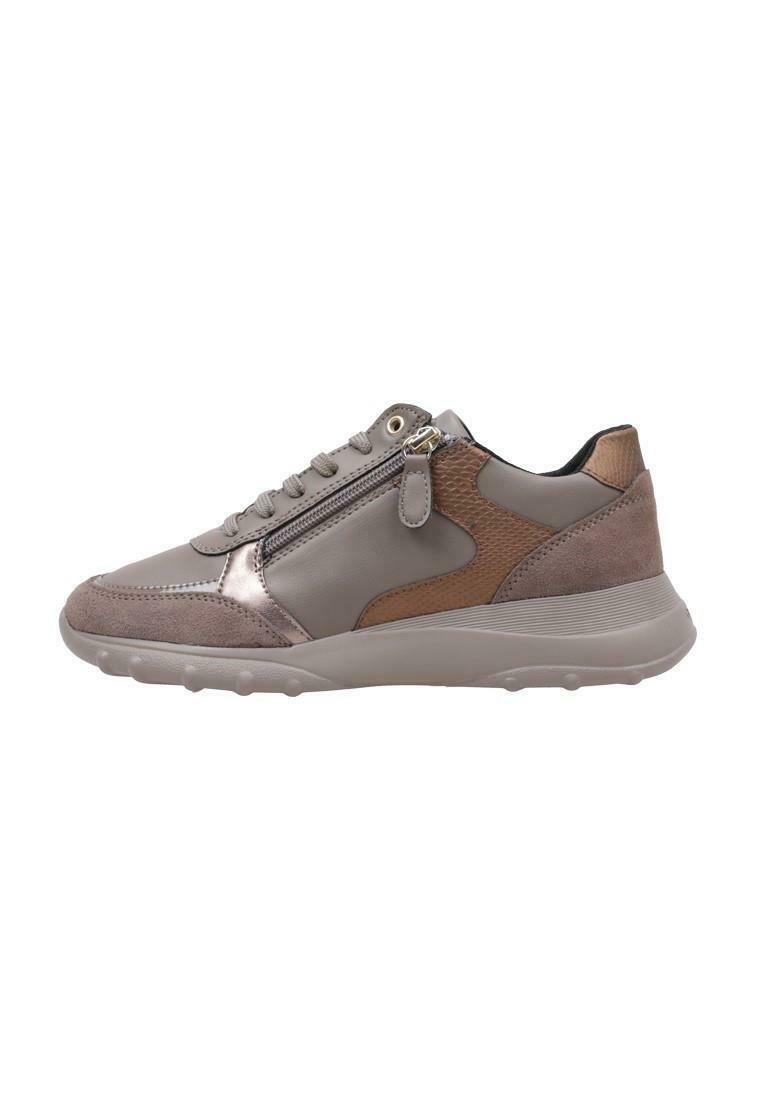 Graue Sneaker mit einer Mischung aus glatten und strukturierten Materialien, seitlichem Reißverschluss und braunen Akzenten; gepolsterte Sohle für Komfort.