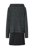 Dunkelgrauer Strickpullover mit weitem Kragen, geripptem Textur und lockerer Passform. Kombiniert mit einem glatten schwarzen Unterlayer, der unter dem Pullover hervorblitzt.