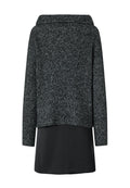 Dunkelgrauer Strickpullover mit weitem Kragen, geripptem Textur und lockerer Passform. Kombiniert mit einem glatten schwarzen Unterlayer, der unter dem Pullover hervorblitzt.