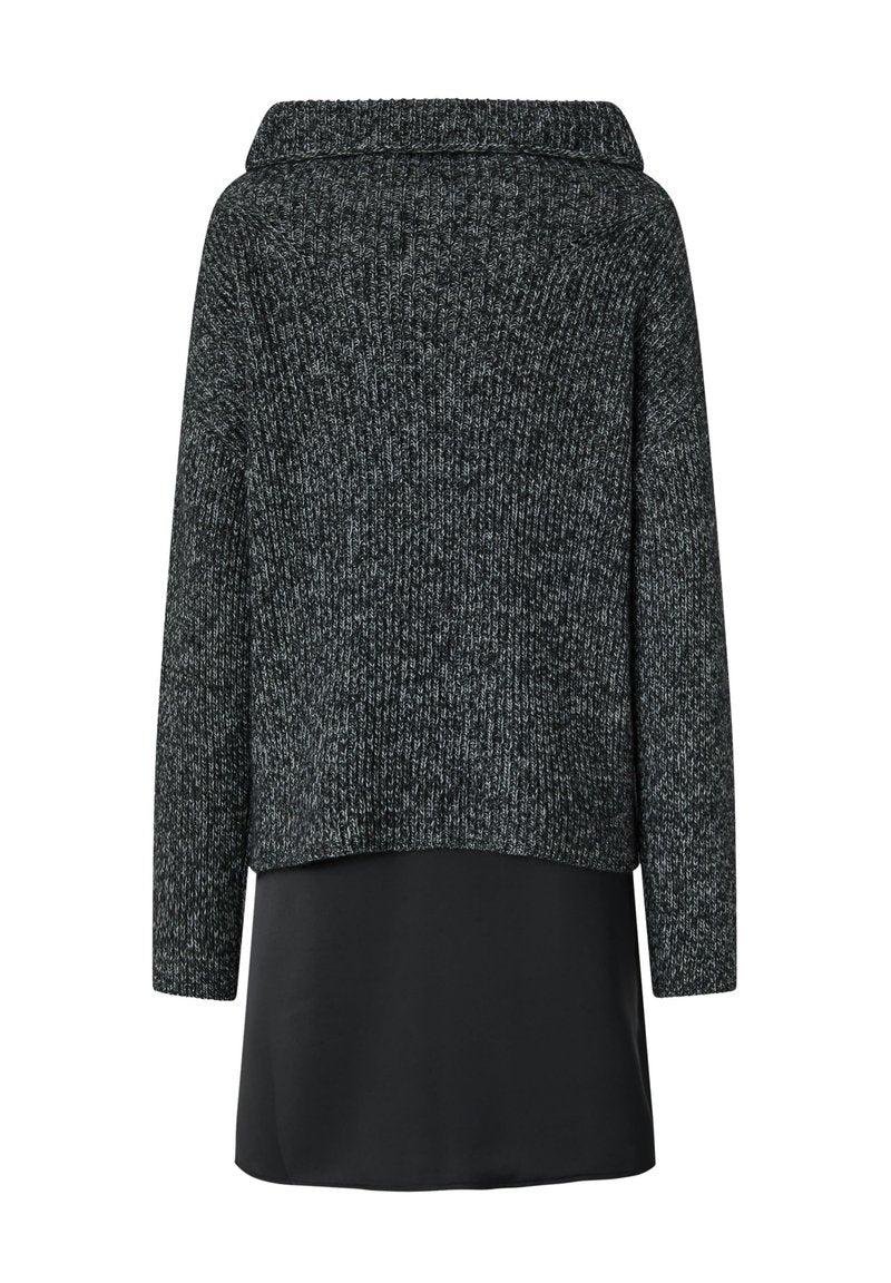 Dunkelgrauer Strickpullover mit weitem Kragen, geripptem Textur und lockerer Passform. Kombiniert mit einem glatten schwarzen Unterlayer, der unter dem Pullover hervorblitzt.