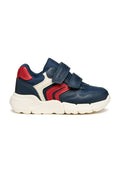 Marineblaue und rote Sneakers aus synthetischem Leder mit zwei Klettverschlüssen, weißen Akzenten und einer klobigen Gummisohle. Perforierte Details an den Seiten.