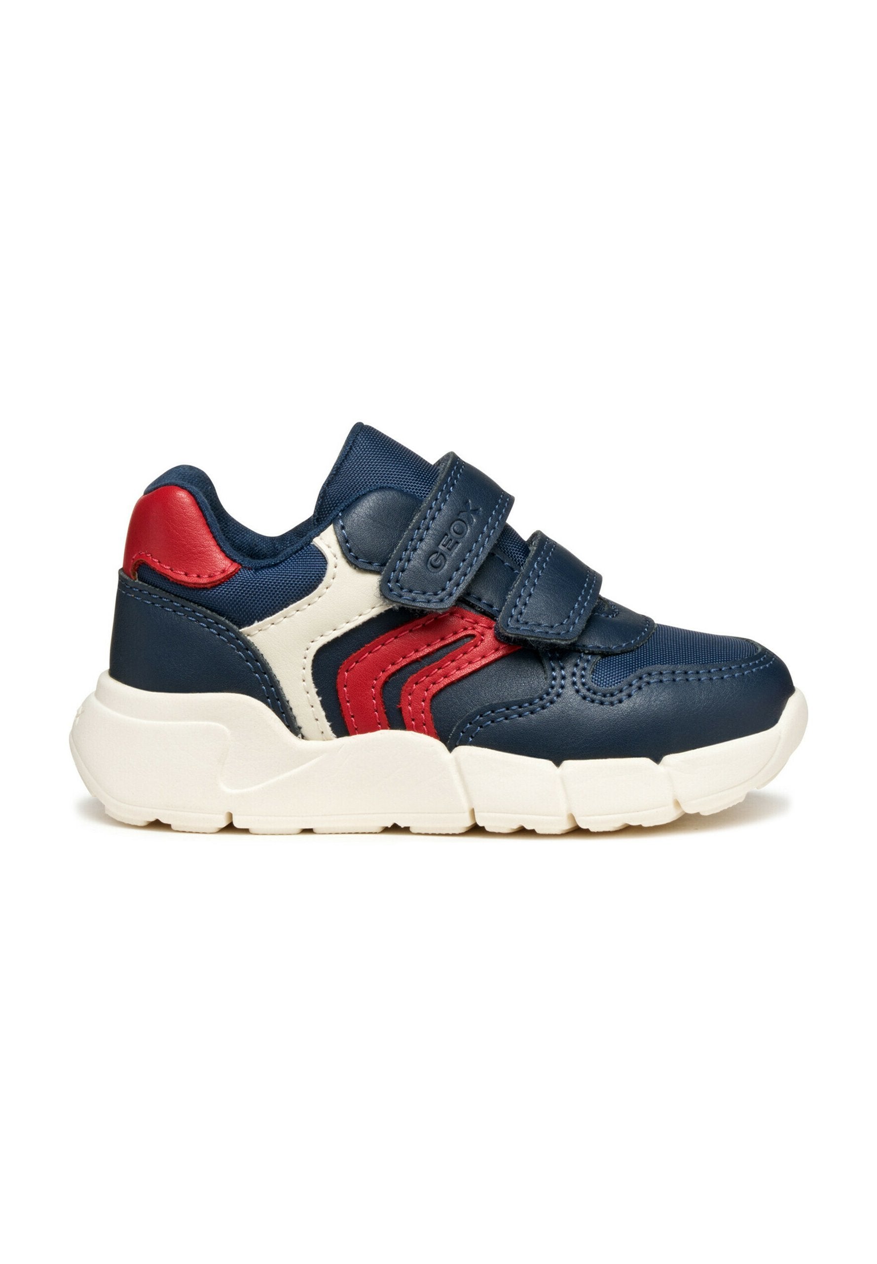 Marineblaue und rote Sneakers aus synthetischem Leder mit zwei Klettverschlüssen, weißen Akzenten und einer klobigen Gummisohle. Perforierte Details an den Seiten.