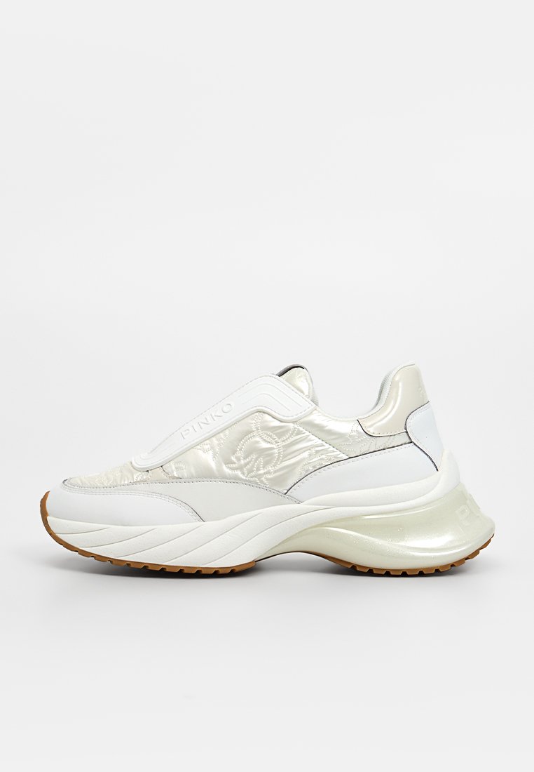 Weisse Sportsneaker mit einer glänzenden, strukturierten Oberseite, ausgestattet mit einer gepolsterten Sohle und einem eleganten Design. Verziert mit geprägten Logodetails.