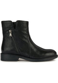 Schwarze Leder-Stiefelette mit glatter Textur, seitlichem Reißverschluss, runder Spitze und niedrigem Blockabsatz. Einfaches und funktionales Design.