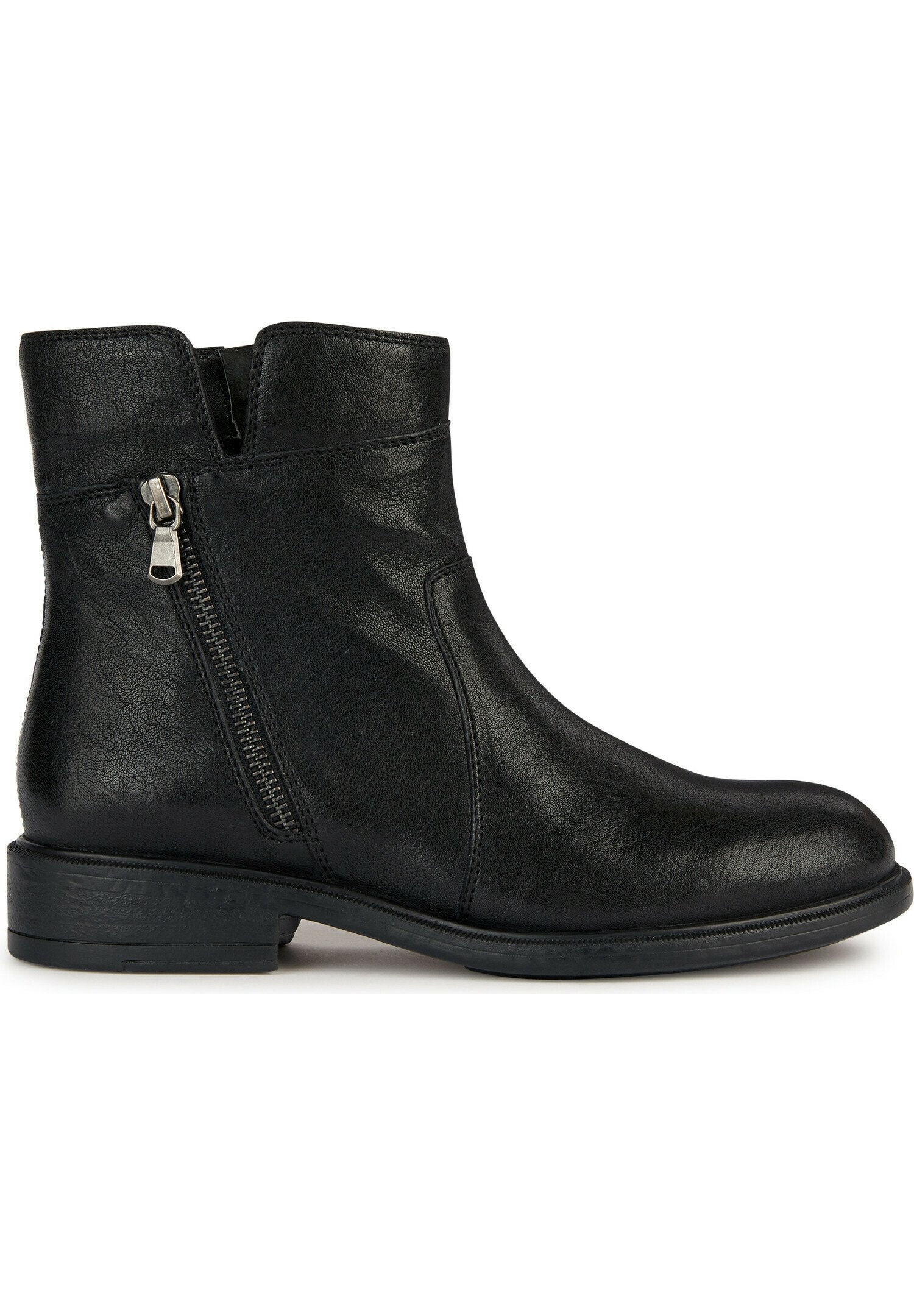 Schwarze Leder-Stiefelette mit glatter Textur, seitlichem Reißverschluss, runder Spitze und niedrigem Blockabsatz. Einfaches und funktionales Design.