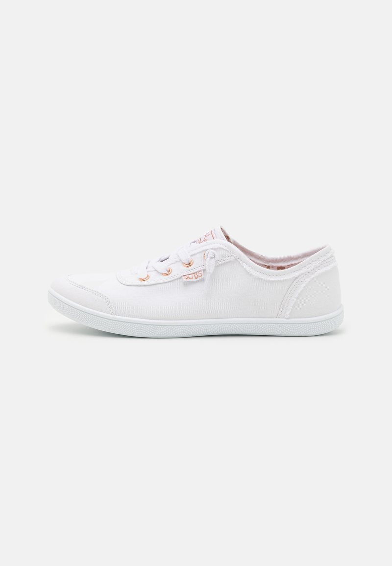Weißes Canvas-Sneaker mit abgerundeter Spitze, drei Ösen und hellpfirsichfarbenen Akzenten. Verfügt über eine strukturierte weiße Gummisohle und ein weiches Futter.