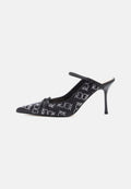 Schwarze Slingback-High-Heels mit spitzem Zeh, verziert mit metallischen Nieten, mit einer Schleifen-Applikation und glatter Stofftextur.