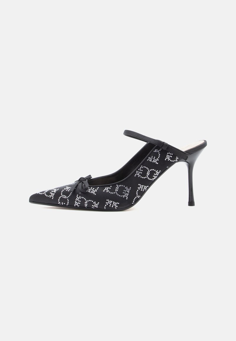 Schwarze Slingback-High-Heels mit spitzem Zeh, verziert mit metallischen Nieten, mit einer Schleifen-Applikation und glatter Stofftextur.
