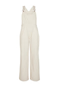 Beige Baumwoll-Overalls mit weitem Bein, verstellbaren Trägern, einer Fronttasche und seitlichen Taschen. Glatte Textur und minimales Design.