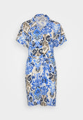 Kurzes Kleid mit kurzen Ärmeln und V-Ausschnitt, versehen mit einem blauen und beigefarbenen Blumenmuster, tailliert mit einem Stoffgürtel, aus leichtem Material gefertigt.